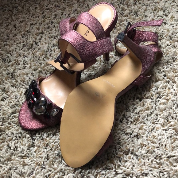 Express Heels - Picture 2 of 6